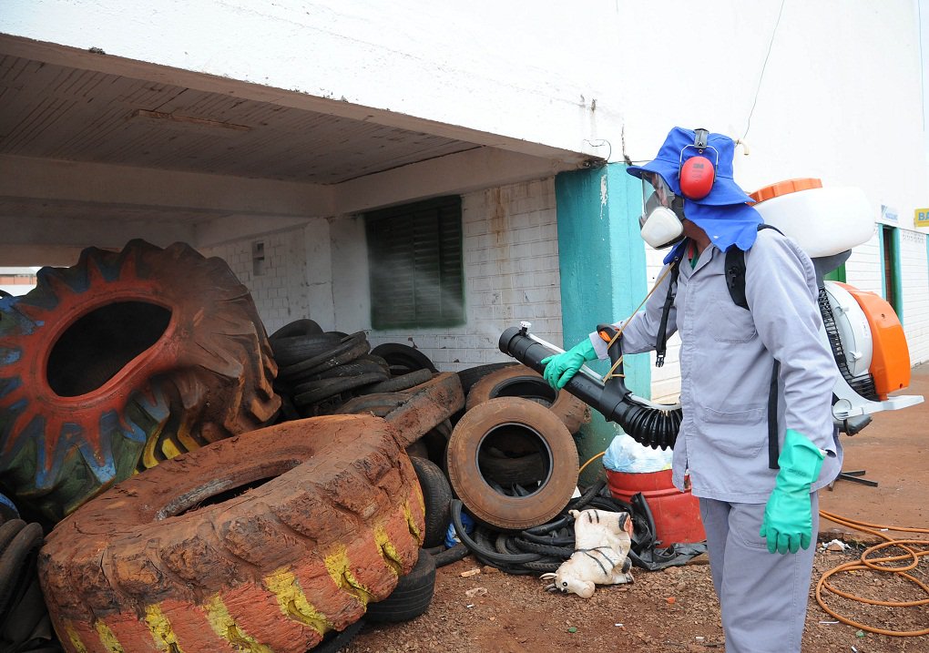Pela 6� semana consecutiva, o Paran� registrou uma redu��o no n�mero de casos notificados suspeitos da dengue, o que significa tamb�m uma tend�ncia de queda no n�mero de casos confirmados. Curitiba, 10/06/2015. Foto: Venilton K�chler/SESA (Foto: José Barbacena) Pela 6� semana consecutiva, o Paran� registrou uma redu��o no n�mero de casos notificados suspeitos da dengue, o que significa tamb�m uma tend�ncia de queda no n�mero de casos confirmados. Curitiba, 10/06/2015. Foto: Venilton K�chler/SESA