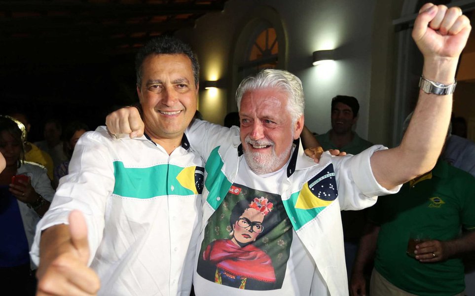 Publicação do jornal A Tarde diz que o governador Rui Costa teria admitido que a gestão de seu antecessor e correligionário, Jaques Wagner, teve "falhas" na gestão patrimonial, contábil, orçamentária e financeira; ainda segundo o diário, Rui disse que está empenhado em evitar que os erros de Wagner sejam repetidos na sua administração, e fez um levantamento das notificações do órgão nos últimos cinco anos; "Esse foi um guia. Eu me pautei por estas notificações para corrigir erros, distorções, ilegalidades, desvios que havia em todos os órgãos do Estado" (Foto: Romulo Faro) Publicação do jornal A Tarde diz que o governador Rui Costa teria admitido que a gestão de seu antecessor e correligionário, Jaques Wagner, teve "falhas" na gestão patrimonial, contábil, orçamentária e financeira; ainda segundo o diário, Rui disse que está empenhado em evitar que os erros de Wagner sejam repetidos na sua administração, e fez um levantamento das notificações do órgão nos últimos cinco anos; "Esse foi um guia. Eu me pautei por estas notificações para corrigir erros, distorções, ilegalidades, desvios que havia em todos os órgãos do Estado"