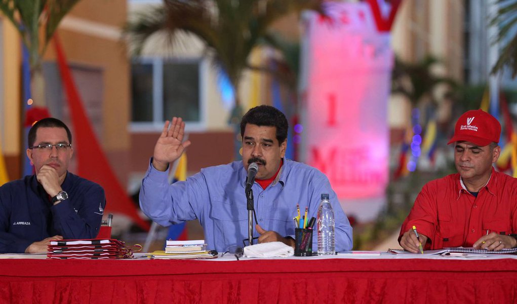 O presidente da Venezuela, Nicolás Maduro, anunciou que está concluindo um plano de emergência econômica para ser aprovado pelo novo Parlamento (de maioria oposicionista); "Estamos elaborando planos específicos por rubricas, o plano do arroz, do leite, da carne, de artigos de limpeza, de consumo massivo e de necessidade popular, garantindo os planos financeiros", afirmou (Foto: Gisele Federicce) O presidente da Venezuela, Nicolás Maduro, anunciou que está concluindo um plano de emergência econômica para ser aprovado pelo novo Parlamento (de maioria oposicionista); "Estamos elaborando planos específicos por rubricas, o plano do arroz, do leite, da carne, de artigos de limpeza, de consumo massivo e de necessidade popular, garantindo os planos financeiros", afirmou