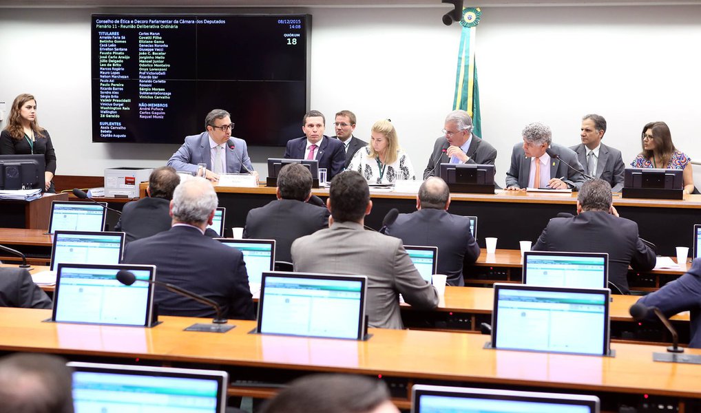 O Conselho de Ética da Câmara está reunido nesta tarde para tentar, pela quinta vez, votar o parecer do deputado Fausto Pinato (PRB-SP), pela continuidade da ação de cassação do mandato de Eduardo Cunha (PMDB); o advogado de Cunha, Marcelo Nobre, recorreu à Câmara e ao Supremo Tribunal Federal contra a decisão do presidente do Conselho, José Carlos Araújo (PSD-BA), que manteve Pinato da relatoria da ação; Nobre alegou que o deputado havia perdido a imparcialidade ao anunciar o teor de seu parecer à imprensa (Foto: Aquiles Lins) O Conselho de Ética da Câmara está reunido nesta tarde para tentar, pela quinta vez, votar o parecer do deputado Fausto Pinato (PRB-SP), pela continuidade da ação de cassação do mandato de Eduardo Cunha (PMDB); o advogado de Cunha, Marcelo Nobre, recorreu à Câmara e ao Supremo Tribunal Federal contra a decisão do presidente do Conselho, José Carlos Araújo (PSD-BA), que manteve Pinato da relatoria da ação; Nobre alegou que o deputado havia perdido a imparcialidade ao anunciar o teor de seu parecer à imprensa