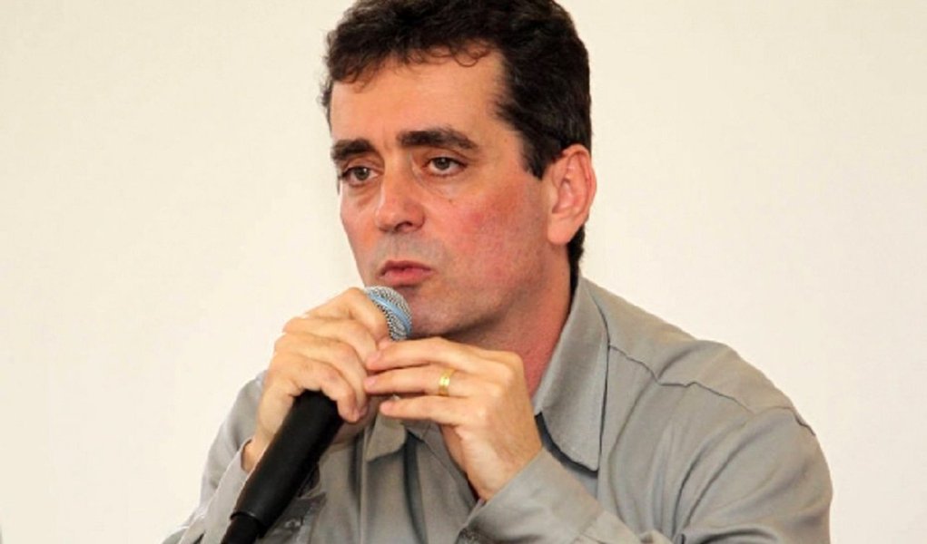 O diretor-presidente da mineradora Samarco, Ricardo Vescovi, gravou um vídeo, no qual agradece ao trabalho desempenhado por todos os empregados, principalmente neste momento de crise que enfrentam - a empresa, que tem a Vale e a BHP Billiton como sócias é responsável pela barragem de Fundão, que se rompeu no início deste mês despejando 62 milhões de metros cúbicos de lama; de acordo com o dirigente, a empresa vai seguir em frente e pede tranquilidade aos trabalhadores; "Tenha calma e equilíbrio em relação às criticas da imprensa e da sociedade", disse (Foto: Leonardo Lucena) O diretor-presidente da mineradora Samarco, Ricardo Vescovi, gravou um vídeo, no qual agradece ao trabalho desempenhado por todos os empregados, principalmente neste momento de crise que enfrentam - a empresa, que tem a Vale e a BHP Billiton como sócias é responsável pela barragem de Fundão, que se rompeu no início deste mês despejando 62 milhões de metros cúbicos de lama; de acordo com o dirigente, a empresa vai seguir em frente e pede tranquilidade aos trabalhadores; "Tenha calma e equilíbrio em relação às criticas da imprensa e da sociedade", disse