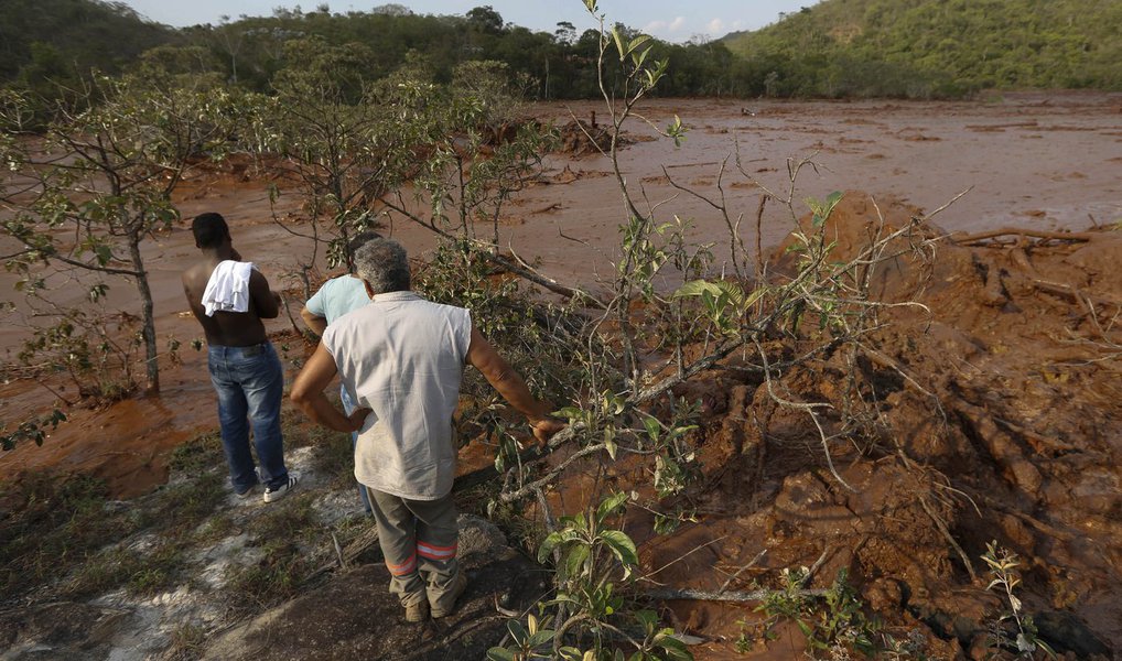A informação é do MP-MG; o acordo garante direitos dos atingidos pelo rompimento da barragem de Fundão; segundo o promotor Guilherme Meneghin Sá, a mineradora ainda não efetuou o pagamento de R$ 100 mil para as famílias dos mortos; uma reunião no dia 13 de janeiro deve definir como este recursos será pago; a onda de lama atingiu 663 km de rios e resultou na destruição de 1.469 hectares de vegetação, de acordo com o Ibama (Foto: Leonardo Lucena) A informação é do MP-MG; o acordo garante direitos dos atingidos pelo rompimento da barragem de Fundão; segundo o promotor Guilherme Meneghin Sá, a mineradora ainda não efetuou o pagamento de R$ 100 mil para as famílias dos mortos; uma reunião no dia 13 de janeiro deve definir como este recursos será pago; a onda de lama atingiu 663 km de rios e resultou na destruição de 1.469 hectares de vegetação, de acordo com o Ibama