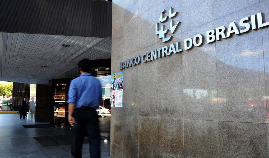 Dados divulgados pelo Banco Central mostram que, em 2015, o BC registrou um prejuízo de R$ 89,66 bilhões com contratos de "swaps cambiais", que são instrumentos que equivalem a venda de moeda estrangeira no mercado futuro e atenuam as pressões sobre o dólar no mercado à vista; até então, o maior prejuízo, em todo um ano, havia sido registrado em 2014, com R$ 17,32 bilhões (Foto: Aquiles Lins) Dados divulgados pelo Banco Central mostram que, em 2015, o BC registrou um prejuízo de R$ 89,66 bilhões com contratos de "swaps cambiais", que são instrumentos que equivalem a venda de moeda estrangeira no mercado futuro e atenuam as pressões sobre o dólar no mercado à vista; até então, o maior prejuízo, em todo um ano, havia sido registrado em 2014, com R$ 17,32 bilhões