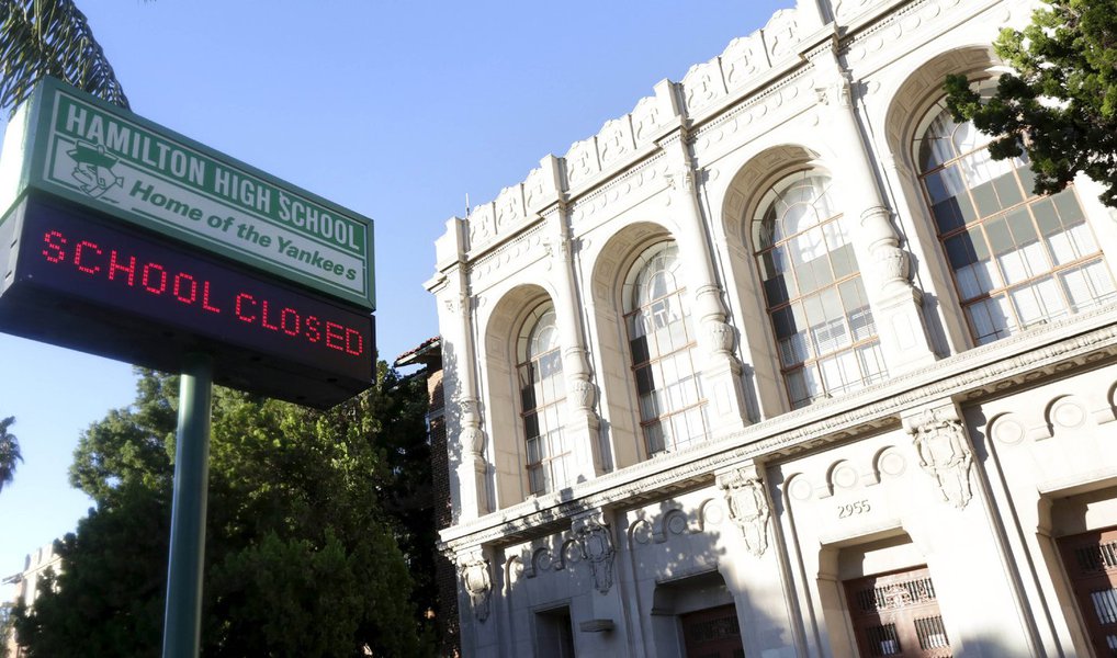 Los Angeles, o segundo maior distrito escolar nos Estados Unidos, fechou todas as suas escolas nesta terça-feira (15) depois que autoridades relataram ter recebido uma ameaça não especificada e determinaram uma busca a todas as escolas; autoridades pediram aos pais para manter todos os 643 mil alunos do sistema em casa para dar tempo para uma busca completa a mais de 1.200 escolas; foi o primeiro fechamento de todo o distrito em pelo menos uma década (Foto: Leonardo Lucena) Los Angeles, o segundo maior distrito escolar nos Estados Unidos, fechou todas as suas escolas nesta terça-feira (15) depois que autoridades relataram ter recebido uma ameaça não especificada e determinaram uma busca a todas as escolas; autoridades pediram aos pais para manter todos os 643 mil alunos do sistema em casa para dar tempo para uma busca completa a mais de 1.200 escolas; foi o primeiro fechamento de todo o distrito em pelo menos uma década