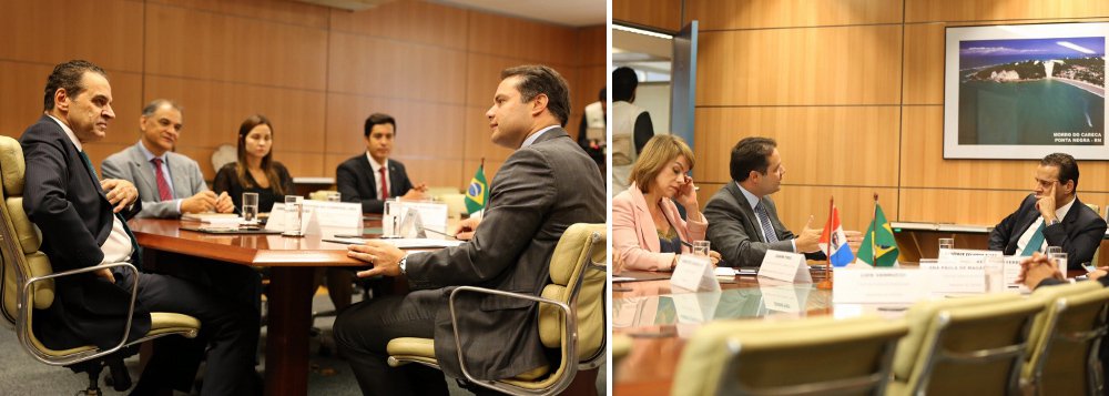 O ministro do Turismo, Henrique Alves, em encontro com o governador Renan Filho (PMDB), garantiu empenho de recursos de R$ 20 milhões para a ampliação do Centro Cultural e de Exposições Ruth Cardoso (Centro de Convenções) de Maceió; inauguração de rodovia e campanha de promoção turística para promover o Nordeste em cinco mercados estratégicos da Europa também esteve em pauta (Foto: Voney Malta) O ministro do Turismo, Henrique Alves, em encontro com o governador Renan Filho (PMDB), garantiu empenho de recursos de R$ 20 milhões para a ampliação do Centro Cultural e de Exposições Ruth Cardoso (Centro de Convenções) de Maceió; inauguração de rodovia e campanha de promoção turística para promover o Nordeste em cinco mercados estratégicos da Europa também esteve em pauta