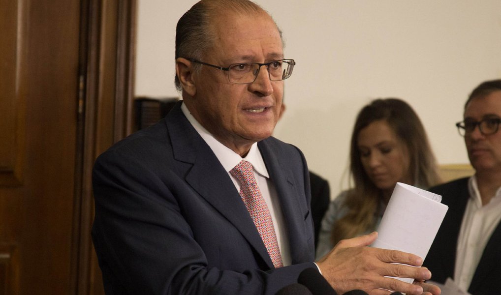 Tentando reduzir o custo da máquina em pelo R$ 200 milhões, o governador Geraldo Alckmin (PSDB) determinou que contratos do governo do Estado acima de R$ 750 mil deverão ter o custo reduzido em pelo menos 15%; cortes abrangem gastos com informática, telefonia, limpeza, manutenção predial, controle de portarias de edifícios e vigilância patrimonial; Alckmin também manteve o bloqueio a novas aquisições e locações de imóveis e de veículos e contratações de serviços de consultoria pelo poder público (Foto: Aquiles Lins) Tentando reduzir o custo da máquina em pelo R$ 200 milhões, o governador Geraldo Alckmin (PSDB) determinou que contratos do governo do Estado acima de R$ 750 mil deverão ter o custo reduzido em pelo menos 15%; cortes abrangem gastos com informática, telefonia, limpeza, manutenção predial, controle de portarias de edifícios e vigilância patrimonial; Alckmin também manteve o bloqueio a novas aquisições e locações de imóveis e de veículos e contratações de serviços de consultoria pelo poder público