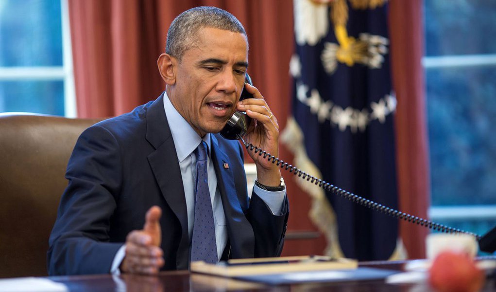 Presidente dos Estados Unidos, Barack Obama, telefonou à presidenta Dilma Rousseff para reforçar a coordenação das posições do Brasil e dos Estados Unidos na questão do clima; segundo Palácio do Planalto, objetivo é alcançar "um acordo ambicioso, justo e consistente" com o limite de aumento de temperatura de 2 graus Celsius neste século, na 21ª Conferência sobre o clima (COP21), em Paris; "Os presidentes reforçaram a necessidade dos respectivos chefes de delegação seguirem coordenando suas posições com vistas ao sucesso das negociações do Acordo de Paris", disse o Planalto por meio de nota (Foto: Paulo Emílio) Presidente dos Estados Unidos, Barack Obama, telefonou à presidenta Dilma Rousseff para reforçar a coordenação das posições do Brasil e dos Estados Unidos na questão do clima; segundo Palácio do Planalto, objetivo é alcançar "um acordo ambicioso, justo e consistente" com o limite de aumento de temperatura de 2 graus Celsius neste século, na 21ª Conferência sobre o clima (COP21), em Paris; "Os presidentes reforçaram a necessidade dos respectivos chefes de delegação seguirem coordenando suas posições com vistas ao sucesso das negociações do Acordo de Paris", disse o Planalto por meio de nota