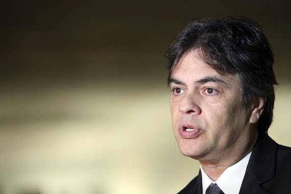 "Ao dizer que Dias Toffoli tomou uma decisão 'inusual', 'algo estranho' ao manter a ministra Maria Tereza Moura à frente do julgamento de Dilma no TSE, o principal aliado de Aécio Neves no Senado mostrou que não sabe do que está falando. A própria decisão de Toffoli relaciona uma jurisprudência formada por Ellen Gracie, Marco Aurelio Mello e Carlos Velloso que ajudam a sustentar a decisão", diz o colunista Paulo Moreira Leite; "uma derrota de Dilma no TSE pode seguir uma prioridade de Aécio Neves, mas interessa cada vez menos aos demais caciques e pretendentes a morubixabas da oposição", conclui (Foto: Paulo Moreira Leite) "Ao dizer que Dias Toffoli tomou uma decisão 'inusual', 'algo estranho' ao manter a ministra Maria Tereza Moura à frente do julgamento de Dilma no TSE, o principal aliado de Aécio Neves no Senado mostrou que não sabe do que está falando. A própria decisão de Toffoli relaciona uma jurisprudência formada por Ellen Gracie, Marco Aurelio Mello e Carlos Velloso que ajudam a sustentar a decisão", diz o colunista Paulo Moreira Leite; "uma derrota de Dilma no TSE pode seguir uma prioridade de Aécio Neves, mas interessa cada vez menos aos demais caciques e pretendentes a morubixabas da oposição", conclui