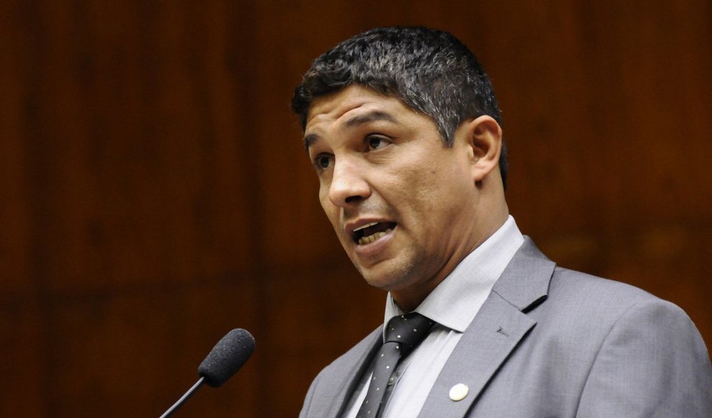 Técnicos do Instituto Geral de Perícias (IGP) realizam uma varredura no gabinete do deputado Mário Jardel, ex-jogador de futebol. A iniciativa tem como finalidade verificar se foram instaladas escutas, grampos ou aparelhos de gravação no local; o trabalho de busca foi motivado por uma denúncia da defesa do parlamentar, que alegou ter encontrado um equipamento no escritório (Foto: Leonardo Lucena) Técnicos do Instituto Geral de Perícias (IGP) realizam uma varredura no gabinete do deputado Mário Jardel, ex-jogador de futebol. A iniciativa tem como finalidade verificar se foram instaladas escutas, grampos ou aparelhos de gravação no local; o trabalho de busca foi motivado por uma denúncia da defesa do parlamentar, que alegou ter encontrado um equipamento no escritório