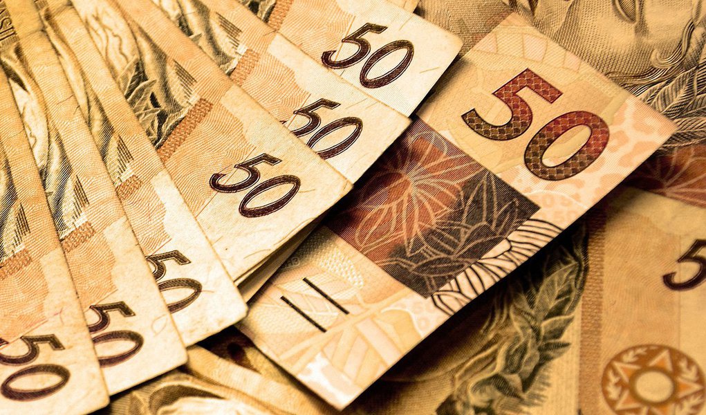 A Receita Federal abre nesta sexta-feira 8 consulta ao lote residual de restituição do Imposto de Renda Pessoa Física de janeiro. Ao todo, serão desembolsados R$ 450 milhões para declarações de 2008 a 2015 (Foto: Gisele Federicce) A Receita Federal abre nesta sexta-feira 8 consulta ao lote residual de restituição do Imposto de Renda Pessoa Física de janeiro. Ao todo, serão desembolsados R$ 450 milhões para declarações de 2008 a 2015