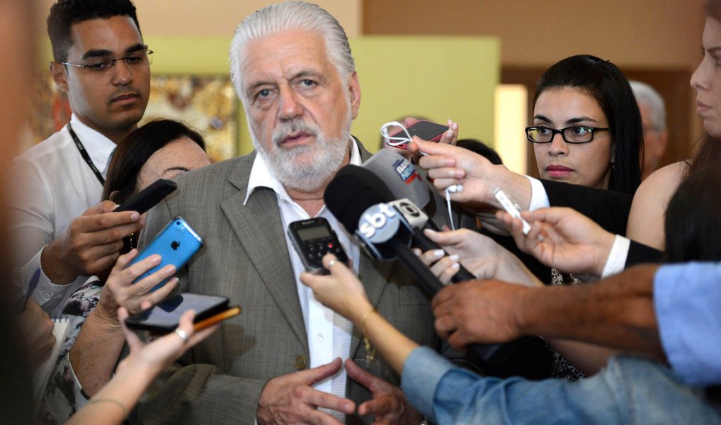 Ministro-chefe da Casa Civil, Jaques Wagner, disse que o governo não prepara um grande pacote para recuperar a economia neste ano, e que os problemas do setor serão resolvidos "passo a passo"; segundo ele, o objetivo da presidente Dilma e da equipe econômica é retomar a confiança dos empresários, dos investidores estrangeiros e dos trabalhadores no sentido de haver mais empregos; "Não estamos mais em tempo de pacotes, eu acho que não tem nada bombástico. Não tem coelho da cartola" (Foto: Gisele Federicce) Ministro-chefe da Casa Civil, Jaques Wagner, disse que o governo não prepara um grande pacote para recuperar a economia neste ano, e que os problemas do setor serão resolvidos "passo a passo"; segundo ele, o objetivo da presidente Dilma e da equipe econômica é retomar a confiança dos empresários, dos investidores estrangeiros e dos trabalhadores no sentido de haver mais empregos; "Não estamos mais em tempo de pacotes, eu acho que não tem nada bombástico. Não tem coelho da cartola"