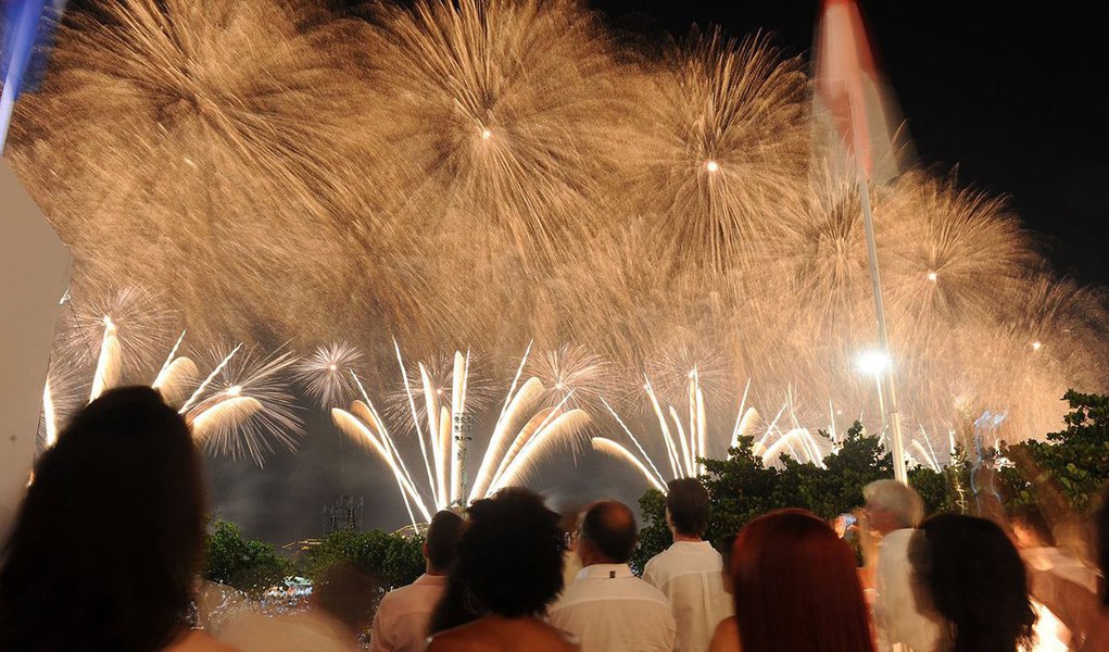 Festa de réveillon do tradicional hotel carioca, que teve ingressos de até R$ 3.300 por pessoa, não ficava tão lotada há dez anos; um salão extra precisou ser montado para comportar os convidados; entre eles, o prefeito Eduardo Paes e celebridades como Zeca Pagodinho (Foto: Gisele Federicce) Festa de réveillon do tradicional hotel carioca, que teve ingressos de até R$ 3.300 por pessoa, não ficava tão lotada há dez anos; um salão extra precisou ser montado para comportar os convidados; entre eles, o prefeito Eduardo Paes e celebridades como Zeca Pagodinho