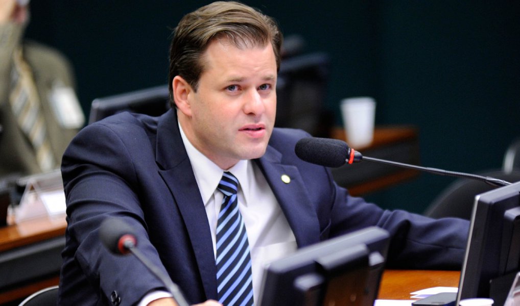 O parecer ao substitutivo da proposta do Novo Código de Mineração, de autoria do deputado federal Leonardo Quintão (PMDB), foi entregue à presidência da Câmara dos Deputados e está pronto para votação no plenário da casa; O parecer é entregue um dia após a divulgação de denúncia que seu texto havia sido alterado em um escritório de advocacia que presta serviços para a Vale e a BHP, controladoras da mineradora Samarco, dona da barragem rompida em Mariana no dia 5 de novembro (Foto: Luis Mauro Queiroz) O parecer ao substitutivo da proposta do Novo Código de Mineração, de autoria do deputado federal Leonardo Quintão (PMDB), foi entregue à presidência da Câmara dos Deputados e está pronto para votação no plenário da casa; O parecer é entregue um dia após a divulgação de denúncia que seu texto havia sido alterado em um escritório de advocacia que presta serviços para a Vale e a BHP, controladoras da mineradora Samarco, dona da barragem rompida em Mariana no dia 5 de novembro