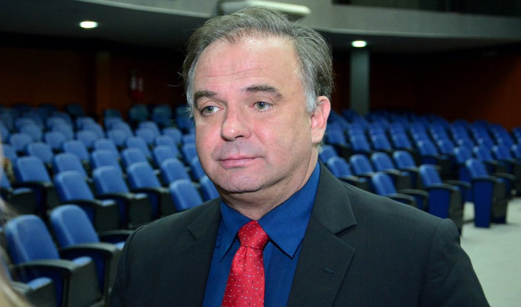 Ex-deputado João Pizzolatti (PP/SC), suposto beneficiário do esquema de propinas instalado na Petrobras entre 2004 e 2014, fazia questão de retirar pessoalmente dinheiro em espécie no escritório do doleiro Alberto Youssef, em São Paulo; a iniciativa do ex-parlamentar tinha objetivo não pagar taxa de transporte de valores - 3% sobre o montante embolsado; na campanha de 2010 foram destinados R$ 5,5 milhões a Pizzolatti; a informação é de Carlos Alexandre de Souza Rocha, o Ceará, novo delator da Operação Lava Jato (Foto: Leonardo Lucena) Ex-deputado João Pizzolatti (PP/SC), suposto beneficiário do esquema de propinas instalado na Petrobras entre 2004 e 2014, fazia questão de retirar pessoalmente dinheiro em espécie no escritório do doleiro Alberto Youssef, em São Paulo; a iniciativa do ex-parlamentar tinha objetivo não pagar taxa de transporte de valores - 3% sobre o montante embolsado; na campanha de 2010 foram destinados R$ 5,5 milhões a Pizzolatti; a informação é de Carlos Alexandre de Souza Rocha, o Ceará, novo delator da Operação Lava Jato