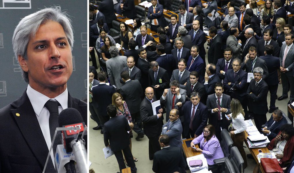 Entre os três maiores partidos da Câmara e do Congresso, PMDB, PT e PSDB, a legenda da presidente Dilma foi a que sofreu maior desfalque; um dos que deixaram a legenda foi Alessandro Molon, que se filiou à Rede; emenda constitucional aprovada em dezembro e à espera de promulgação pelo presidente do Senado, Renan Calheiros, vai estimular "um grande troca-troca partidário", acredita analista do Departamento Intersindical de Assessoria Parlamentar (Diap); por Rede Brasil Atual (Foto: Gisele Federicce) Entre os três maiores partidos da Câmara e do Congresso, PMDB, PT e PSDB, a legenda da presidente Dilma foi a que sofreu maior desfalque; um dos que deixaram a legenda foi Alessandro Molon, que se filiou à Rede; emenda constitucional aprovada em dezembro e à espera de promulgação pelo presidente do Senado, Renan Calheiros, vai estimular "um grande troca-troca partidário", acredita analista do Departamento Intersindical de Assessoria Parlamentar (Diap); por Rede Brasil Atual