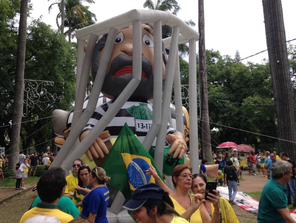 Dizem que a nova geração é a mais indignada com o atual governo. Confesso que, na manifestação na Praça da Liberdade, em Belo Horizonte, fiquei um pouco confuso com o conceito de "nova geração" (Foto: Pedro Guadalupe) Dizem que a nova geração é a mais indignada com o atual governo. Confesso que, na manifestação na Praça da Liberdade, em Belo Horizonte, fiquei um pouco confuso com o conceito de "nova geração"