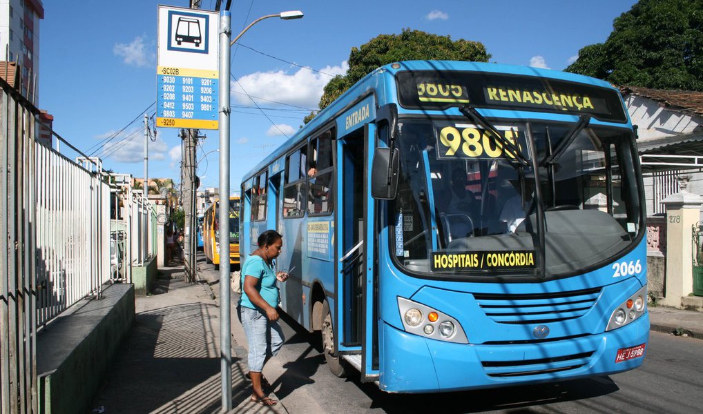 O Movimento Passe Livre (MPL) anunciou que na próxima sexta-feira (8) vai promover uma manifestação, no Centro de Belo Horizonte, contra o aumento das tarifas de ônibus da capital mineira; desde domingo (3), o valor das passagens subiu para R$ 3,70, o que representa um aumento de 8,24%; "Segundo as empresas de ônibus, a passagem aumentou porque, supostamente, a demanda diminuiu. Mas na verdade, ocorre o contrário: o número de usuários só reduziu, porque a tarifa aumentou. E, nesse círculo vicioso, a qualidade do serviço permanece claramente insatisfatória", diz o movimento em texto publicado no Facebook (Foto: Leonardo Lucena) O Movimento Passe Livre (MPL) anunciou que na próxima sexta-feira (8) vai promover uma manifestação, no Centro de Belo Horizonte, contra o aumento das tarifas de ônibus da capital mineira; desde domingo (3), o valor das passagens subiu para R$ 3,70, o que representa um aumento de 8,24%; "Segundo as empresas de ônibus, a passagem aumentou porque, supostamente, a demanda diminuiu. Mas na verdade, ocorre o contrário: o número de usuários só reduziu, porque a tarifa aumentou. E, nesse círculo vicioso, a qualidade do serviço permanece claramente insatisfatória", diz o movimento em texto publicado no Facebook