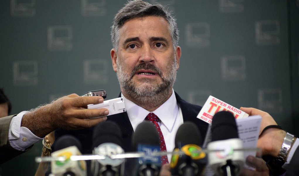 Mensagens do celular do ex-presidente da OAS, Leo Pinheiro, vazadas se referem à época em que o atual ministro-chefe da Casa Civil era governador da Bahia, sobre o financiamento de campanhas da eleição municipal de Salvador em 2012; “Há um vazamento seletivo dentro da Polícia Federal que cria uma relação perversa na condução das investigações. Esse vazamento é criminoso”, afirmou o vice-líder do governo no Congresso, deputado Paulo Pimenta (PT-RS) (Foto: Roberta Namour) Mensagens do celular do ex-presidente da OAS, Leo Pinheiro, vazadas se referem à época em que o atual ministro-chefe da Casa Civil era governador da Bahia, sobre o financiamento de campanhas da eleição municipal de Salvador em 2012; “Há um vazamento seletivo dentro da Polícia Federal que cria uma relação perversa na condução das investigações. Esse vazamento é criminoso”, afirmou o vice-líder do governo no Congresso, deputado Paulo Pimenta (PT-RS)