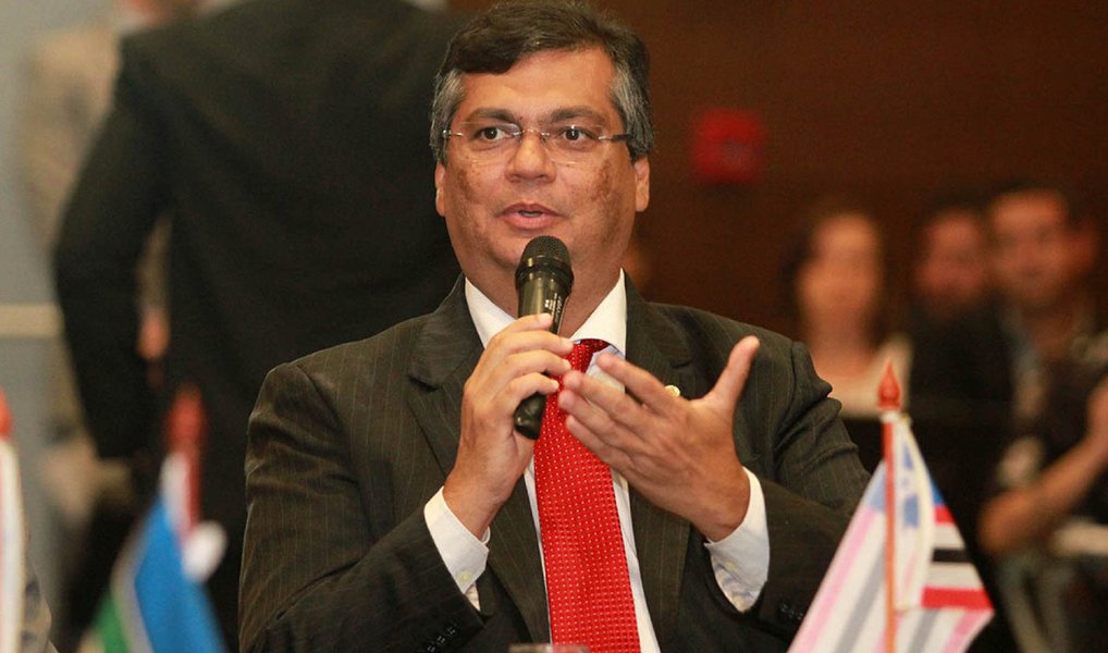 O governador do Maranhão, Flávio Dino, falou sobre as ações do executivo estadual no seu primeiro ano de gestão; “Cortamos gastos e, ao mesmo tempo, mantivemos investimentos. Foi um ano difícil, infelizmente 2016 também aparente ser um ano complicado. Nós conseguimos cortar R$ 300 milhões em gastos supérfluos, abusivos e ilícitos, e com isso mantivemos o equilíbrio e os investimentos em 2015″, disse ele (Foto: Leonardo Lucena) O governador do Maranhão, Flávio Dino, falou sobre as ações do executivo estadual no seu primeiro ano de gestão; “Cortamos gastos e, ao mesmo tempo, mantivemos investimentos. Foi um ano difícil, infelizmente 2016 também aparente ser um ano complicado. Nós conseguimos cortar R$ 300 milhões em gastos supérfluos, abusivos e ilícitos, e com isso mantivemos o equilíbrio e os investimentos em 2015″, disse ele