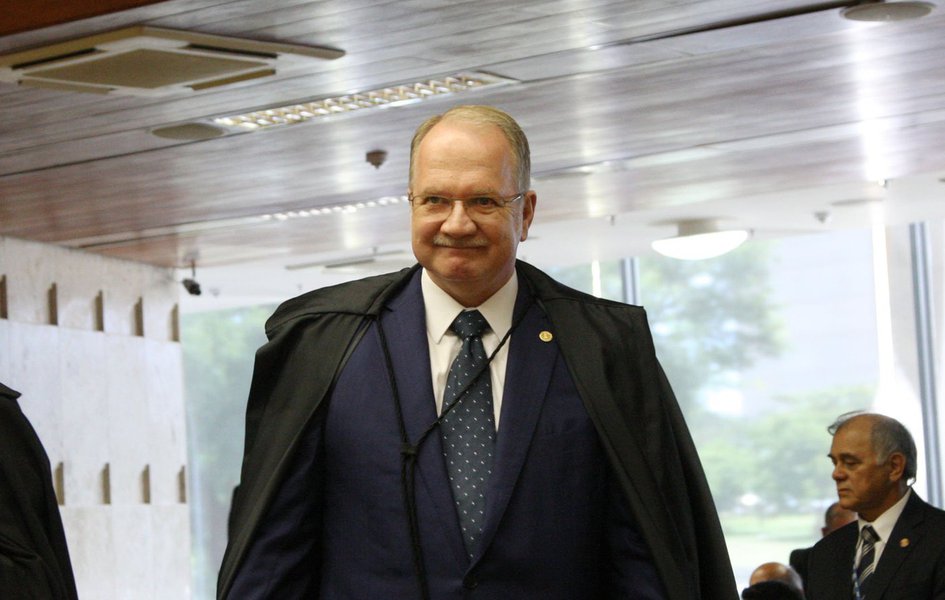 A estreia do ministro Edson Fachin no plenário do Supremo Tribunal Federal foi crepuscular, com as tintas de um reacionarismo obscuro, muito verborrágico, palavroso e pouquíssimo substancial. Lamentável, pois a sociedade muito esperava de Fachin (Foto: Daniel Quoist) www.brasil247.com - A estreia do ministro Edson Fachin no plenário do Supremo Tribunal Federal foi crepuscular, com as tintas de um reacionarismo obscuro, muito verborrágico, palavroso e pouquíssimo substancial. Lamentável, pois a sociedade muito esperava de Fachin