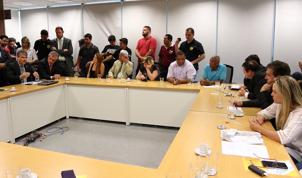 O governo do Distrito Federal vai apresentar, na próxima sexta-feira (23), um cronograma de pagamento de reajustes a 32 categorias profissionais validados pela administração anterior sem a devida previsão orçamentária; o compromisso foi fechado após uma reunião na Câmara Legislativa, entre representantes do Executivo, deputados distritais e sindicalistas; parlamentares sinalizaram a intenção de votar pelo menos sete projetos de lei apresentados e que devem incrementar a arrecadação do Distrito Federal em 2016 (Foto: Leonardo Lucena) O governo do Distrito Federal vai apresentar, na próxima sexta-feira (23), um cronograma de pagamento de reajustes a 32 categorias profissionais validados pela administração anterior sem a devida previsão orçamentária; o compromisso foi fechado após uma reunião na Câmara Legislativa, entre representantes do Executivo, deputados distritais e sindicalistas; parlamentares sinalizaram a intenção de votar pelo menos sete projetos de lei apresentados e que devem incrementar a arrecadação do Distrito Federal em 2016