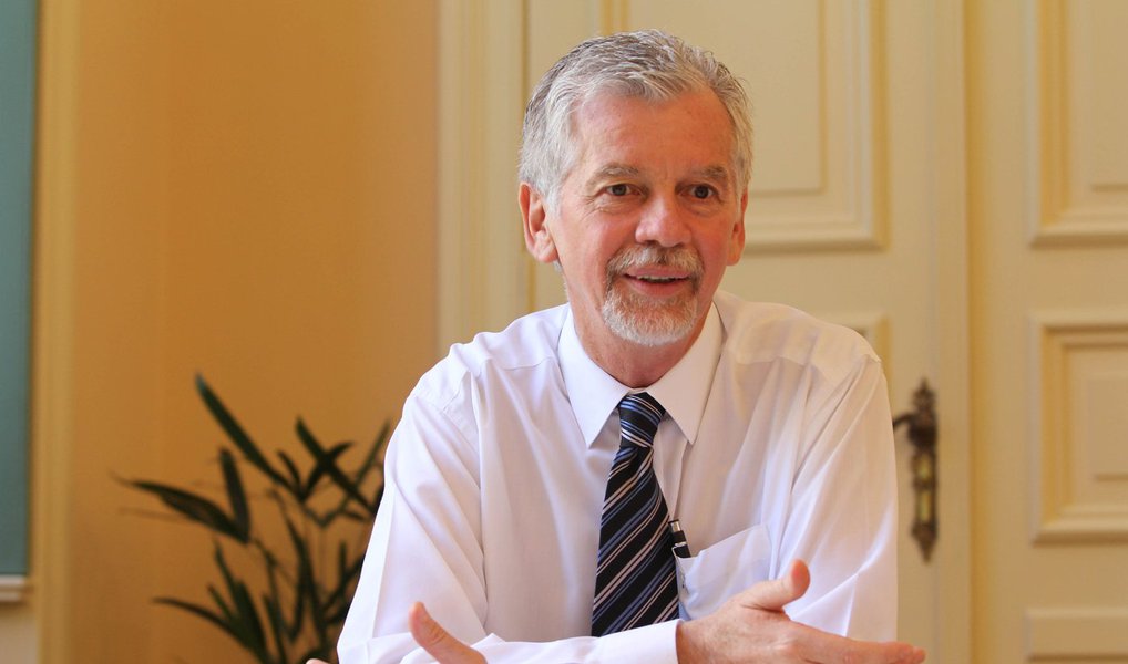 Mesmo com a diminuição no repasse de verbas dos governos estadual e federal à Prefeitura de Porto Alegre, o prefeito José Fortunati disse que o resultado positivo é fruto do aperfeiçoamento de um modelo, introduzido em 2005 por José Fogaça e implantado a partir de 2013, com base em contratos de gestão; "É um instrumento usado pela iniciativa privada em que departamentos, setores e até subsidiárias firmam metas em cima de orçamentos a serem gastos ao longo do ano", disse (Foto: Leonardo Lucena) Mesmo com a diminuição no repasse de verbas dos governos estadual e federal à Prefeitura de Porto Alegre, o prefeito José Fortunati disse que o resultado positivo é fruto do aperfeiçoamento de um modelo, introduzido em 2005 por José Fogaça e implantado a partir de 2013, com base em contratos de gestão; "É um instrumento usado pela iniciativa privada em que departamentos, setores e até subsidiárias firmam metas em cima de orçamentos a serem gastos ao longo do ano", disse