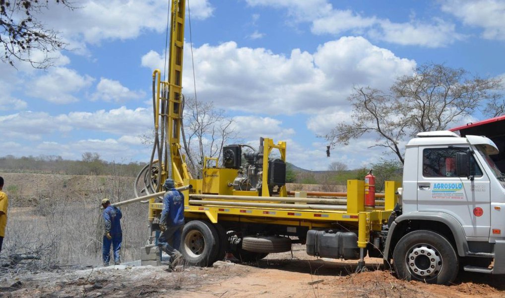Governo de Minas iniciou as ordens de serviço para perfuração e equipagem de 482 poços artesianos nos municípios em situação de emergência na no semiárido mineiro; o investimento de cerca de R$ 15 milhões faz parte do Plano de Urgência para Enfrentamento da Seca, lançado pelo governo estadual; para maior agilidade no atendimento às famílias, a contratação foi feita com dispensa de licitação; ao todo, plano está investindo R$ 33 milhões em ações que atenderão cerca de 70 mil famílias de 2.830 comunidades rurais em 129 municípios da área de atuação do Sistema Sedinor/Idene, segundo o governo (Foto: Leonardo Lucena) Governo de Minas iniciou as ordens de serviço para perfuração e equipagem de 482 poços artesianos nos municípios em situação de emergência na no semiárido mineiro; o investimento de cerca de R$ 15 milhões faz parte do Plano de Urgência para Enfrentamento da Seca, lançado pelo governo estadual; para maior agilidade no atendimento às famílias, a contratação foi feita com dispensa de licitação; ao todo, plano está investindo R$ 33 milhões em ações que atenderão cerca de 70 mil famílias de 2.830 comunidades rurais em 129 municípios da área de atuação do Sistema Sedinor/Idene, segundo o governo