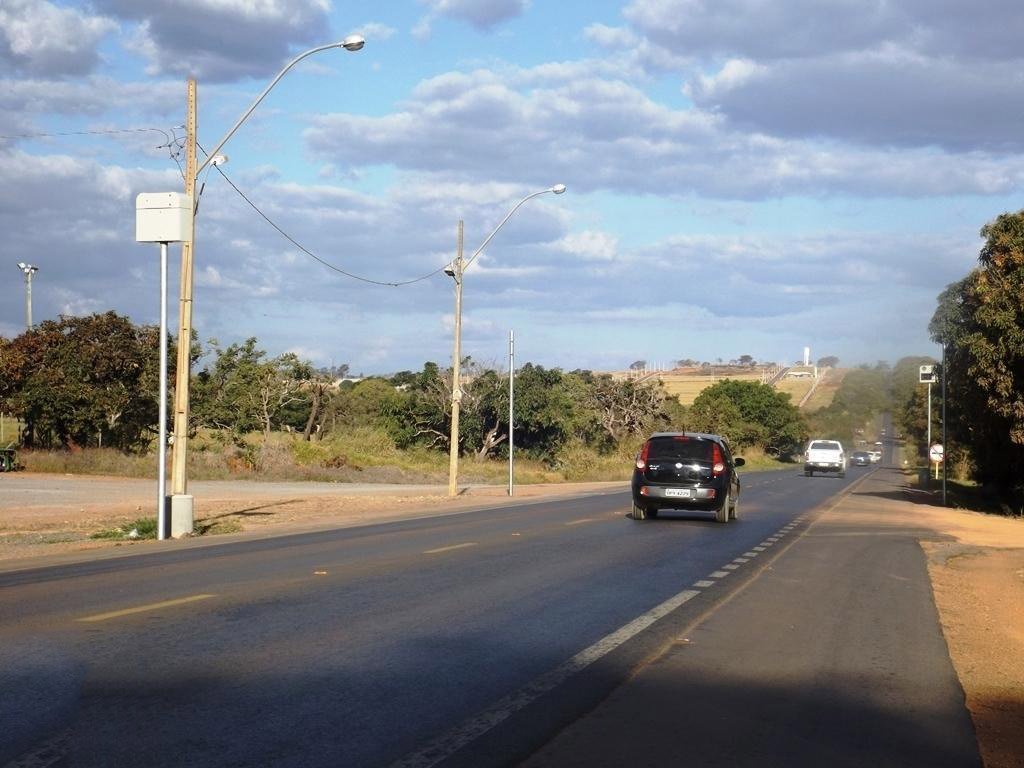 Pelo menos 240 radares estão desligados em várias rodovias do estado; na MG-30, que liga Belo Horizonte a Nova Lima na região metropolitana, por exemplo, os equipamentos estão desligados há cerca de um ano; a falta desses equipamentos pode ser perigosa, principalmente durante feriados prolongados, pois a estrada cheia de curvas; a velocidade média é de 60 quilômetros por hora, porém muitos motoristas aproveitam a falta de fiscalização para acelerar (Foto: Leonardo Lucena) Pelo menos 240 radares estão desligados em várias rodovias do estado; na MG-30, que liga Belo Horizonte a Nova Lima na região metropolitana, por exemplo, os equipamentos estão desligados há cerca de um ano; a falta desses equipamentos pode ser perigosa, principalmente durante feriados prolongados, pois a estrada cheia de curvas; a velocidade média é de 60 quilômetros por hora, porém muitos motoristas aproveitam a falta de fiscalização para acelerar