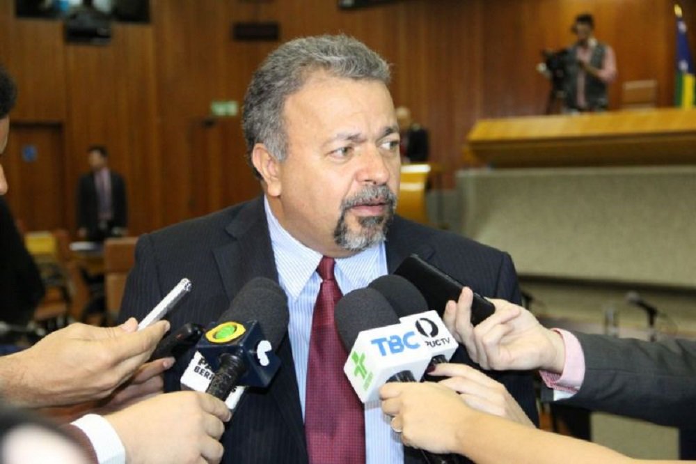 Contrato entre o governo do Estado e a empresa Expark Soluções em Trânsito Ltda foi assinado na segunda-feira e publicado no Diário Oficial; "O Estado conseguiu realizar uma licitação sem debate e até às escuras. Isso é um verdadeiro abuso e desfavorece o futebol goiano", reclama Elias; valor sugerido pela Agência Goiana de Transportes e Obras (Agetop) em dias de jogos é de R$ 20; "Tenho certeza que o Estado não discutiu o assunto com a sociedade, com os torcedores e nem com os dirigentes dos clubes. O valor para estacionar o carro sairá, muitas vezes, mais caro que o ingresso", afirma (Foto: Realle Palazzo-Martini) Contrato entre o governo do Estado e a empresa Expark Soluções em Trânsito Ltda foi assinado na segunda-feira e publicado no Diário Oficial; "O Estado conseguiu realizar uma licitação sem debate e até às escuras. Isso é um verdadeiro abuso e desfavorece o futebol goiano", reclama Elias; valor sugerido pela Agência Goiana de Transportes e Obras (Agetop) em dias de jogos é de R$ 20; "Tenho certeza que o Estado não discutiu o assunto com a sociedade, com os torcedores e nem com os dirigentes dos clubes. O valor para estacionar o carro sairá, muitas vezes, mais caro que o ingresso", afirma
