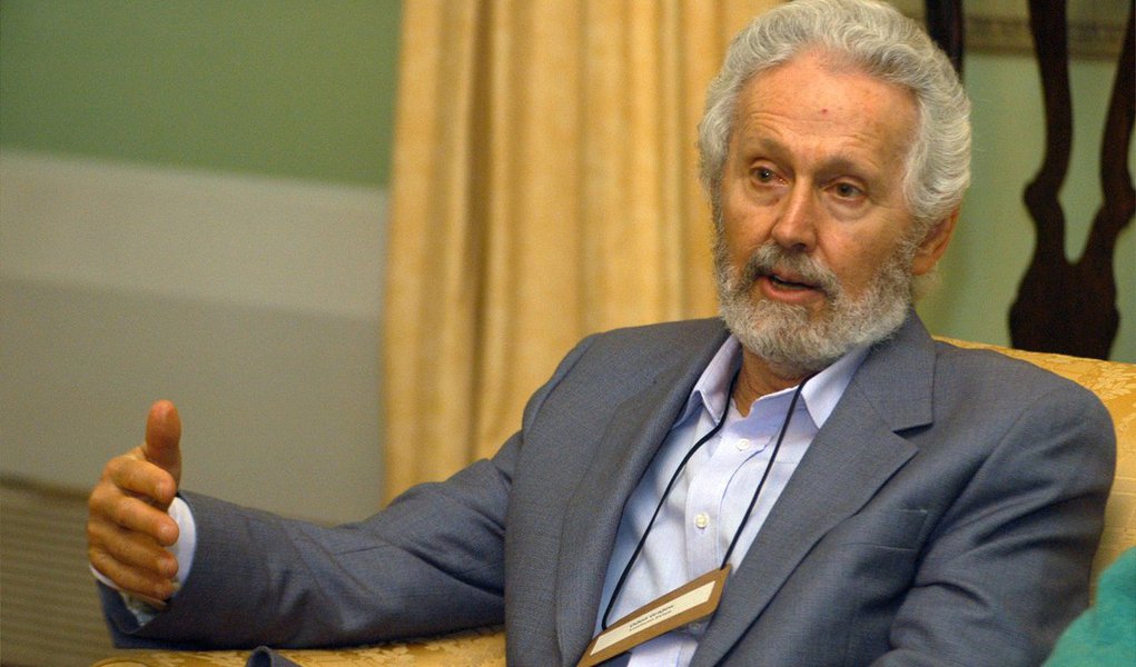 Presidente emérito do Instituto Ethos e idealizador do Fórum Social Mundial, Oded Grajew lamenta que “uma boa parte da produção científica não ultrapassa os muros da academia”; ele sugere participação do ‘saber acadêmico’ na política: “O debate político teria, assim, maior conteúdo, fugindo da superficialidade e do casuísmo habituais. Após as eleições, as universidades poderiam, e até deveriam, se tornar parceiras dos eleitos para implementar tais ideias” (Foto: Roberta Namour) Presidente emérito do Instituto Ethos e idealizador do Fórum Social Mundial, Oded Grajew lamenta que “uma boa parte da produção científica não ultrapassa os muros da academia”; ele sugere participação do ‘saber acadêmico’ na política: “O debate político teria, assim, maior conteúdo, fugindo da superficialidade e do casuísmo habituais. Após as eleições, as universidades poderiam, e até deveriam, se tornar parceiras dos eleitos para implementar tais ideias”