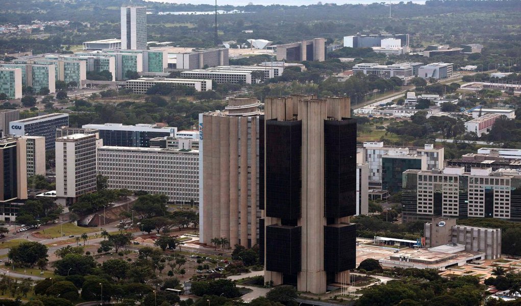 Projeção para a taxa básica de juros no final de 2016 subiu a 13% após o Banco Central ter desistido de levar a inflação para o centro da meta em 2016, adiando o objetivo para 2017, enquanto o cenário para a alta dos preços continuou se deteriorando; segundo a pesquisa Focus desta segunda-feira, projeção para a Selic no final de 2016 subiu pela terceira vez seguida, contra 12,75% (Foto: Aquiles Lins) Projeção para a taxa básica de juros no final de 2016 subiu a 13% após o Banco Central ter desistido de levar a inflação para o centro da meta em 2016, adiando o objetivo para 2017, enquanto o cenário para a alta dos preços continuou se deteriorando; segundo a pesquisa Focus desta segunda-feira, projeção para a Selic no final de 2016 subiu pela terceira vez seguida, contra 12,75%