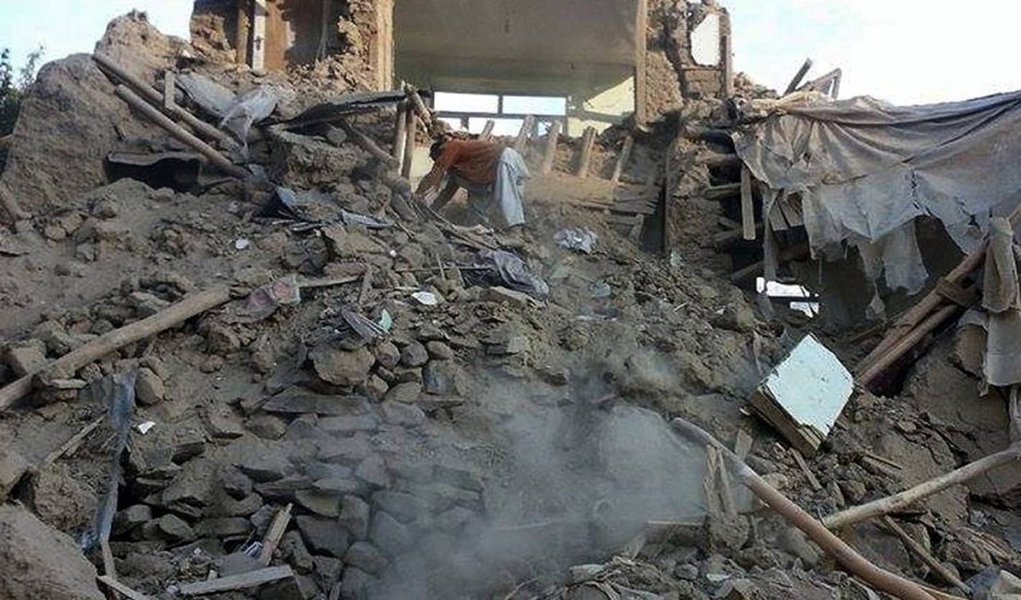 Combatentes afegãos ligados ao grupo Talibã tomaram uma região afetada pelo terremoto de 7,5 graus que atingiu o país na útima segunda-feira (26); talibãs atacaram, a partir de quatro pontos distintos, vários edifícios oficiais, incluindo a casa do governador no distrito de Darqad, na província de Takhar, na fronteira com o Tajiquistão, disse o porta-voz da Administração Provincial, Sanaullah Temory; porta-voz talibã Zabihullah Mujahid disse, em comunicado, que o distrito foi "totalmente" tomado. "Doze policiais morreram e muitos outros ficaram feridos na operação", completou (Foto: Paulo Emílio) Combatentes afegãos ligados ao grupo Talibã tomaram uma região afetada pelo terremoto de 7,5 graus que atingiu o país na útima segunda-feira (26); talibãs atacaram, a partir de quatro pontos distintos, vários edifícios oficiais, incluindo a casa do governador no distrito de Darqad, na província de Takhar, na fronteira com o Tajiquistão, disse o porta-voz da Administração Provincial, Sanaullah Temory; porta-voz talibã Zabihullah Mujahid disse, em comunicado, que o distrito foi "totalmente" tomado. "Doze policiais morreram e muitos outros ficaram feridos na operação", completou