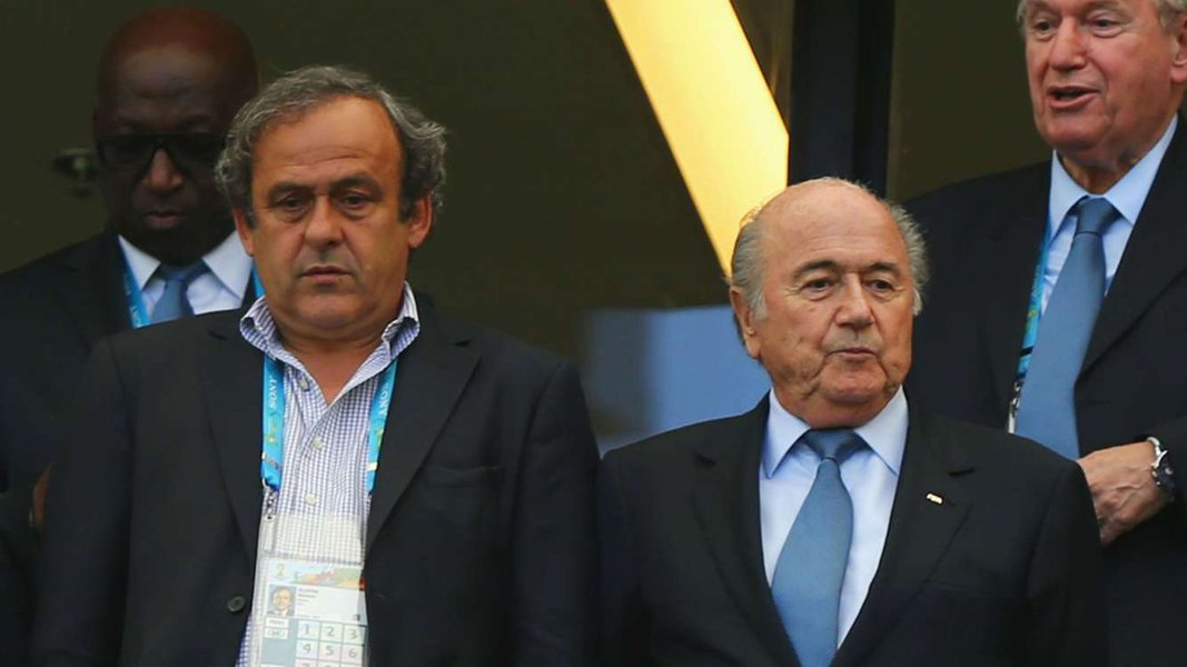 "De todos os modos, entendi que no direito suíço um contrato oral tem o mesmo valor que um escrito", disse Platini; O francês dá a entender na entrevista que Blatter vazou a informação, que rendeu a ambos uma suspensão de 90 dias pelo comitê de ética da Fifa; "Apesar dele querer me matar politicamente, tenho algo de afeto pelo que vivemos juntos", disse (Foto: Luis Mauro Queiroz) "De todos os modos, entendi que no direito suíço um contrato oral tem o mesmo valor que um escrito", disse Platini; O francês dá a entender na entrevista que Blatter vazou a informação, que rendeu a ambos uma suspensão de 90 dias pelo comitê de ética da Fifa; "Apesar dele querer me matar politicamente, tenho algo de afeto pelo que vivemos juntos", disse