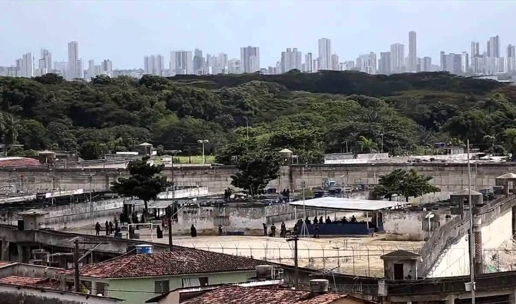 A Corte Interamericana de Direitos Humanos divulgou uma resolução para que o Brasil implemente medidas urgentes para garantir a vida e a integridade dos presos, visitantes e funcionários das unidades do Complexo Prisional do Curado (antigo Aníbal Bruno), na capital de Pernambuco; entre os problemas do presídio apontados no documento estão a superlotação, a tortura, a corrupção e a falta de proteção a presos LGBT (Foto: Gisele Federicce) A Corte Interamericana de Direitos Humanos divulgou uma resolução para que o Brasil implemente medidas urgentes para garantir a vida e a integridade dos presos, visitantes e funcionários das unidades do Complexo Prisional do Curado (antigo Aníbal Bruno), na capital de Pernambuco; entre os problemas do presídio apontados no documento estão a superlotação, a tortura, a corrupção e a falta de proteção a presos LGBT