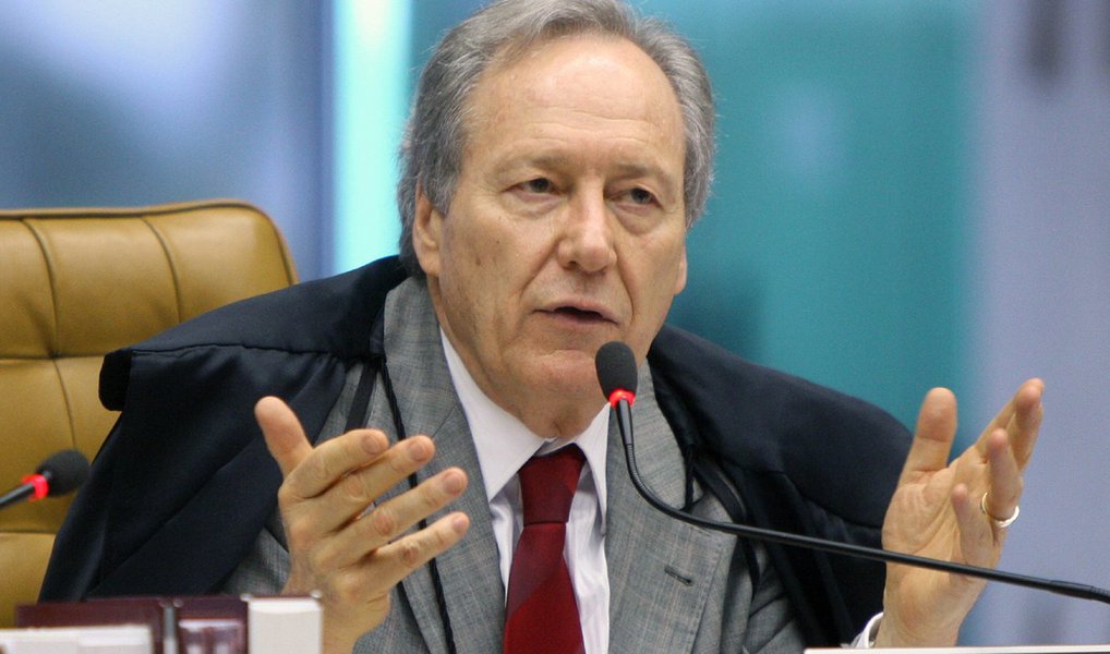 Presidente do Supremo Tribunal Federal (STF), Ricardo Lewandowski, disse que os resultados das investigações realizadas pela Operação Lava Jato são resultado da independência do Judiciário e fazem parte de uma "revolução"; "O que está ocorrendo agora, eu diria que é uma revolução, porque o Judiciário está cuidando dos escândalos. Eu não tenho dúvida de que tudo virá à tona", disse; questionado sobre a crise econômica e política, o presidente do STF afirmou que "muitos acreditam e dizemos isso no Brasil, que o Brasil é o país do futuro", afirmou (Foto: Paulo Emílio) Presidente do Supremo Tribunal Federal (STF), Ricardo Lewandowski, disse que os resultados das investigações realizadas pela Operação Lava Jato são resultado da independência do Judiciário e fazem parte de uma "revolução"; "O que está ocorrendo agora, eu diria que é uma revolução, porque o Judiciário está cuidando dos escândalos. Eu não tenho dúvida de que tudo virá à tona", disse; questionado sobre a crise econômica e política, o presidente do STF afirmou que "muitos acreditam e dizemos isso no Brasil, que o Brasil é o país do futuro", afirmou