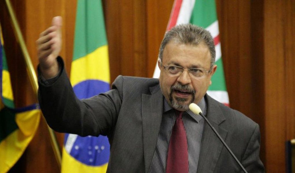 Decreto 3.164, do prefeito Paulo Garcia, determina no artigo 3º que, “no exercício de 2016, o pagamento do Décimo Terceiro Vencimento, regulamentado pela Lei Complementar nº 174, de 26 de dezembro de 2007, será pago 50% no mês de aniversário do servidor e o restante até o dia 20 de dezembro; para o vereador do PSB, a medida é ilegal, já que a lei prevê o pagamento integral no mês de aniversário do servidor municipal: “Um decreto não pode se sobrepor a uma lei. Isso é um verdadeiro absurdo jurídico. O próprio artigo diz que vai descumprir a lei.” (Foto: Realle Palazzo-Martini) Decreto 3.164, do prefeito Paulo Garcia, determina no artigo 3º que, “no exercício de 2016, o pagamento do Décimo Terceiro Vencimento, regulamentado pela Lei Complementar nº 174, de 26 de dezembro de 2007, será pago 50% no mês de aniversário do servidor e o restante até o dia 20 de dezembro; para o vereador do PSB, a medida é ilegal, já que a lei prevê o pagamento integral no mês de aniversário do servidor municipal: “Um decreto não pode se sobrepor a uma lei. Isso é um verdadeiro absurdo jurídico. O próprio artigo diz que vai descumprir a lei.”