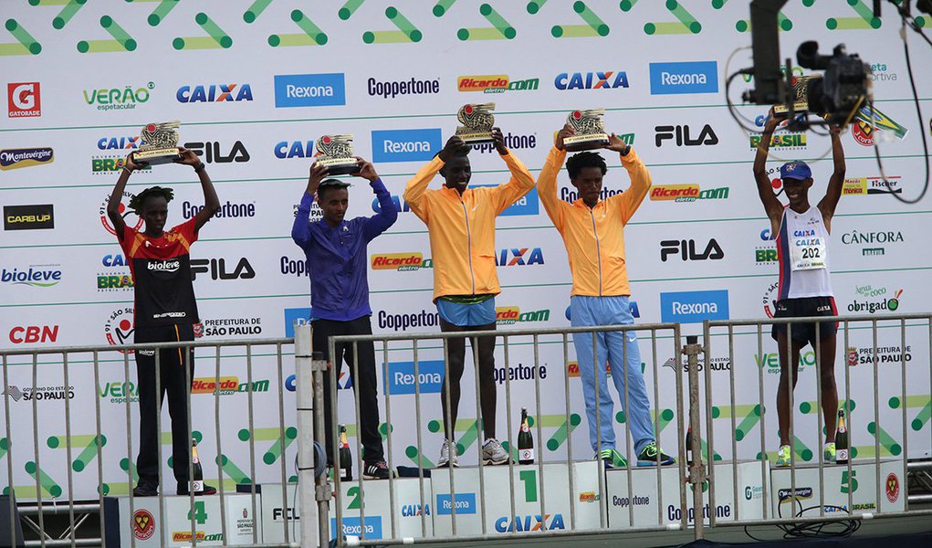 O queniano Stanley Kipleting Biwott foi o campeão da prova masculina da 91ª Corrida Internacional de São Silvestre, com 44m31s; entre as mulheres, a campeã foi a etíope Wude Aylew Yimer com o tempo de 54m01s, seguida por Delvine Relin Meringor, do Quenia; no masculino, o mineiro Giovani dos Santos conquistou pela quarta vez um lugar no pódio, ficando em quinto lugar nesta edição (Foto: José Barbacena) O queniano Stanley Kipleting Biwott foi o campeão da prova masculina da 91ª Corrida Internacional de São Silvestre, com 44m31s; entre as mulheres, a campeã foi a etíope Wude Aylew Yimer com o tempo de 54m01s, seguida por Delvine Relin Meringor, do Quenia; no masculino, o mineiro Giovani dos Santos conquistou pela quarta vez um lugar no pódio, ficando em quinto lugar nesta edição