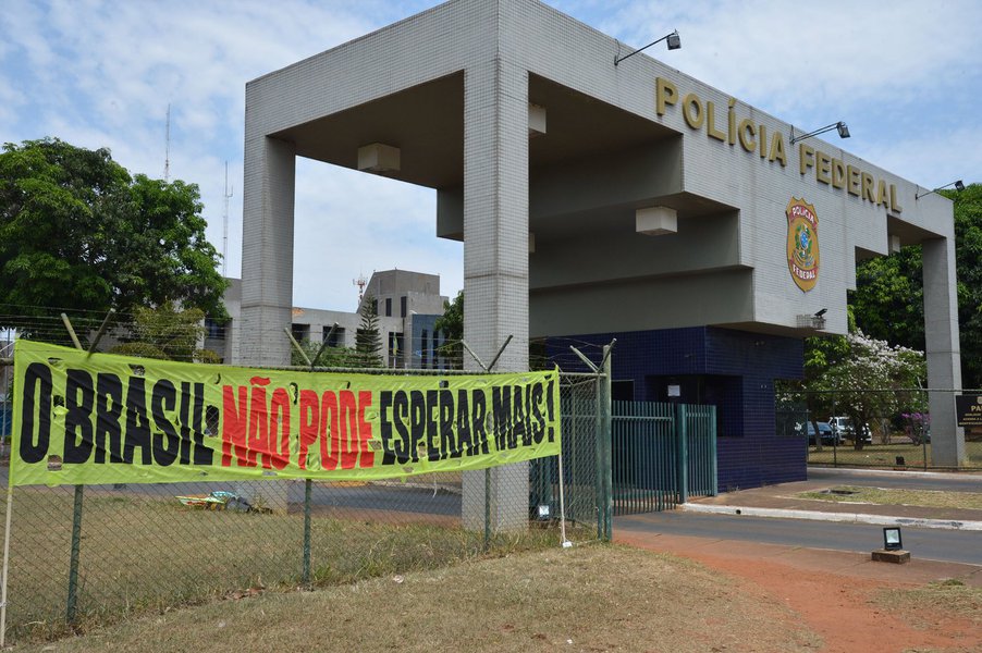 Manifestações na capital paulista e em Brasília, em frente à sede da Polícia Federal, defenderam também a autonomia da Polícia Federal, da Justiça Federal e do Ministério Público Federal; integrantes do movimento Vem Pra Rua manifestaram-se ainda contra o "fatiamento" da operação, determinado pelo STF no final de setembro (Foto: Gisele Federicce) Manifestações na capital paulista e em Brasília, em frente à sede da Polícia Federal, defenderam também a autonomia da Polícia Federal, da Justiça Federal e do Ministério Público Federal; integrantes do movimento Vem Pra Rua manifestaram-se ainda contra o "fatiamento" da operação, determinado pelo STF no final de setembro