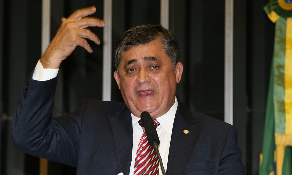 O líder do Governo na Câmara recebeu representantes do grupo Articulação do Semi Árido (ASA) em Brasília para discutir a continuidade do programa de cisternas no semiárido do Nordeste e de Minas Gerais. No Ceará, 207 mil cisternas atendem famílias que convivem com a falta de água na região que enfrenta uma estiagem há quatro anos
(Foto: Fatima 247) O líder do Governo na Câmara recebeu representantes do grupo Articulação do Semi Árido (ASA) em Brasília para discutir a continuidade do programa de cisternas no semiárido do Nordeste e de Minas Gerais. No Ceará, 207 mil cisternas atendem famílias que convivem com a falta de água na região que enfrenta uma estiagem há quatro anos