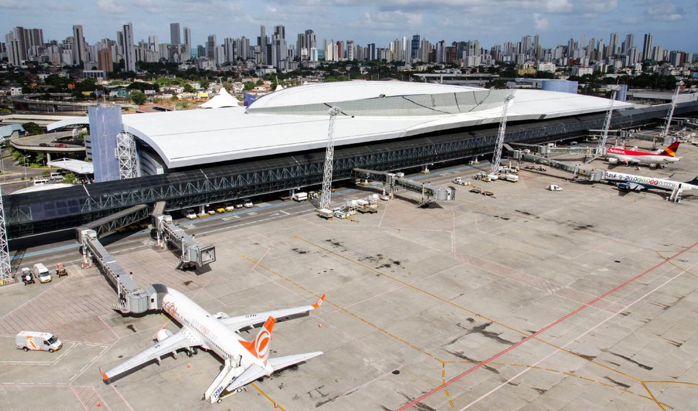 Pernambuco receberá 22 voos charters das cidades de São Paulo e Cuiabá durante a temporada de alto verão, compreendida entre os meses de dezembro de 2015 e fevereiro de 2016; segundo pesquisa da Empresa de Turismo de Pernambuco (Empetur), neste período de alto verão são esperados cerca de quatro mil passageiros, que deverão injetar cerca de R$ 8,9 milhões na economia pernambucana (Foto: Paulo Emílio) Pernambuco receberá 22 voos charters das cidades de São Paulo e Cuiabá durante a temporada de alto verão, compreendida entre os meses de dezembro de 2015 e fevereiro de 2016; segundo pesquisa da Empresa de Turismo de Pernambuco (Empetur), neste período de alto verão são esperados cerca de quatro mil passageiros, que deverão injetar cerca de R$ 8,9 milhões na economia pernambucana