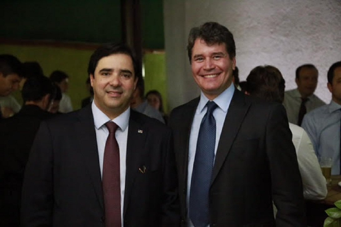 Atuante na advocacia goiana há 15 anos o grupo de advogados reuniu-se com Flávio Buonaduce nesta semana, no escritório da empresa, para ouvir as propostas e anunciar comprometimento oficial à campanha do pré-candidato da OAB Forte; sócio da Prado e França, Rosemberg Prado, ressaltou que a escolha do escritório foi fundamentada na postura ética e experiente de Flávio Buonaduce, que representa o zelo pelos interesses dos advogados (Foto: José Barbacena) Atuante na advocacia goiana há 15 anos o grupo de advogados reuniu-se com Flávio Buonaduce nesta semana, no escritório da empresa, para ouvir as propostas e anunciar comprometimento oficial à campanha do pré-candidato da OAB Forte; sócio da Prado e França, Rosemberg Prado, ressaltou que a escolha do escritório foi fundamentada na postura ética e experiente de Flávio Buonaduce, que representa o zelo pelos interesses dos advogados