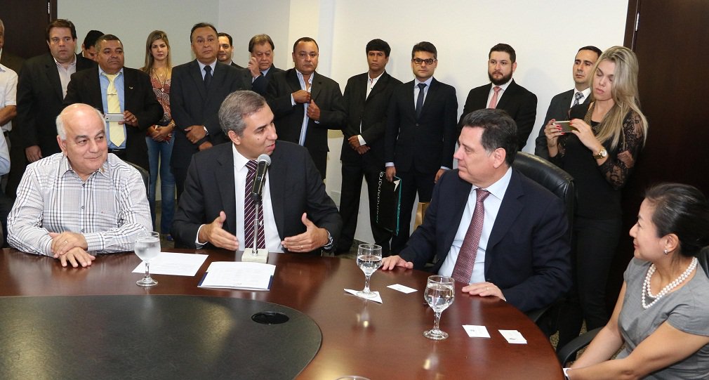 Programas de incentivos e benefícios fiscais consistentes e consolidados, acesso ao crédito e capacitação de mão de obra, apoiados na infraestrutura e na integração logística, são alguns dos atributos citados pelo vice-governador e secretário de Desenvolvimento Econômico, José Eliton, para o êxito das atividades industriais no Estado em 2015; investimentos privados captados pelo governo atingiram a soma de R$ 1,7 bilhão; foram assinados 23 protocolos de intenções para instalação de novas empresas e os acordos preveem criação de 20 mil vagas no estoque de empregos dos goianos; investimentos contemplam 13 municípios das regiões Metropolitana, Centro Goiano, Entorno do Distrito Federal, Oeste, Sul, Sudeste, Sudoeste, Noroeste e Nordeste (Foto: José Barbacena) Programas de incentivos e benefícios fiscais consistentes e consolidados, acesso ao crédito e capacitação de mão de obra, apoiados na infraestrutura e na integração logística, são alguns dos atributos citados pelo vice-governador e secretário de Desenvolvimento Econômico, José Eliton, para o êxito das atividades industriais no Estado em 2015; investimentos privados captados pelo governo atingiram a soma de R$ 1,7 bilhão; foram assinados 23 protocolos de intenções para instalação de novas empresas e os acordos preveem criação de 20 mil vagas no estoque de empregos dos goianos; investimentos contemplam 13 municípios das regiões Metropolitana, Centro Goiano, Entorno do Distrito Federal, Oeste, Sul, Sudeste, Sudoeste, Noroeste e Nordeste