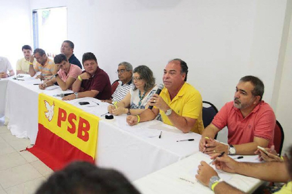 Senador Fernando Bezerra Coelho (PSB) criticou o governo da presidente Dilma Rousseff (PT) ao participar, no Recife, de evento realizado pela Confederação Nacional dos Municípios (CNM); Bezerra, que foi ministro da Integração Nacional no governo da petista, disse, no entanto, ser contra o impeachment; "O governo está lento, tem errado sistematicamente, não tem dito a verdade sobre o quadro fiscal brasileiro e vem postergando medidas importantes para a gente sair rapidamente da crise. A falta de consistência nas ações governamentias estão colocando em risco o próprio ano de 2016. Isso é abusar da paciência da população brasileira” (Foto: José Barbacena) Senador Fernando Bezerra Coelho (PSB) criticou o governo da presidente Dilma Rousseff (PT) ao participar, no Recife, de evento realizado pela Confederação Nacional dos Municípios (CNM); Bezerra, que foi ministro da Integração Nacional no governo da petista, disse, no entanto, ser contra o impeachment; "O governo está lento, tem errado sistematicamente, não tem dito a verdade sobre o quadro fiscal brasileiro e vem postergando medidas importantes para a gente sair rapidamente da crise. A falta de consistência nas ações governamentias estão colocando em risco o próprio ano de 2016. Isso é abusar da paciência da população brasileira”