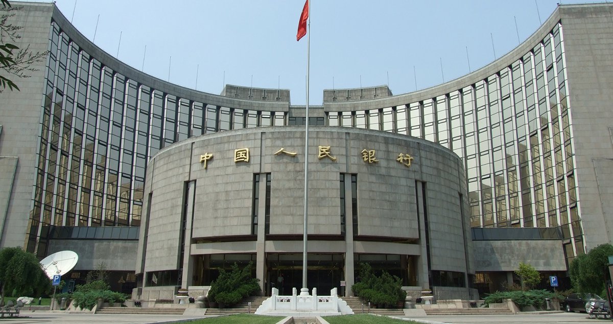 O Banco Central chinês anunciou um corte de 0,25 pontos percentuais na sua taxa de juros de referência, além de uma diminuição nas reservas obrigatórias dos bancos; a taxa de referência para empréstimos caiu para 4,35%, e a taxa de juro para depósitos para 1,5%; as medidas devem estimular a atividade e injetar liquidez na segunda maior economia mundial, cujo crescimento caiu para 6,9% no terceiro trimestre, o nível mais baixo desde 2009 (Foto: Leonardo Lucena) O Banco Central chinês anunciou um corte de 0,25 pontos percentuais na sua taxa de juros de referência, além de uma diminuição nas reservas obrigatórias dos bancos; a taxa de referência para empréstimos caiu para 4,35%, e a taxa de juro para depósitos para 1,5%; as medidas devem estimular a atividade e injetar liquidez na segunda maior economia mundial, cujo crescimento caiu para 6,9% no terceiro trimestre, o nível mais baixo desde 2009