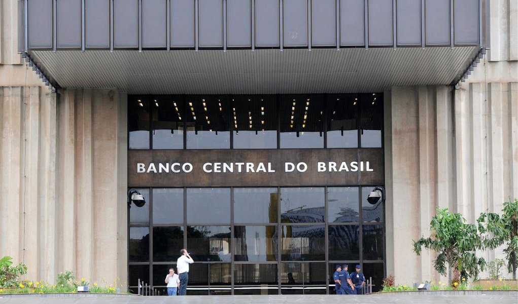 Brasil teve déficit em transações correntes de US$ 3,076 bilhões em setembro; saldo negativo acumulado em 12 meses correspondente a 4,18% do Produto Interno Bruto (PIB), segundo dados do Banco Central (Foto: Paulo Emílio) Brasil teve déficit em transações correntes de US$ 3,076 bilhões em setembro; saldo negativo acumulado em 12 meses correspondente a 4,18% do Produto Interno Bruto (PIB), segundo dados do Banco Central