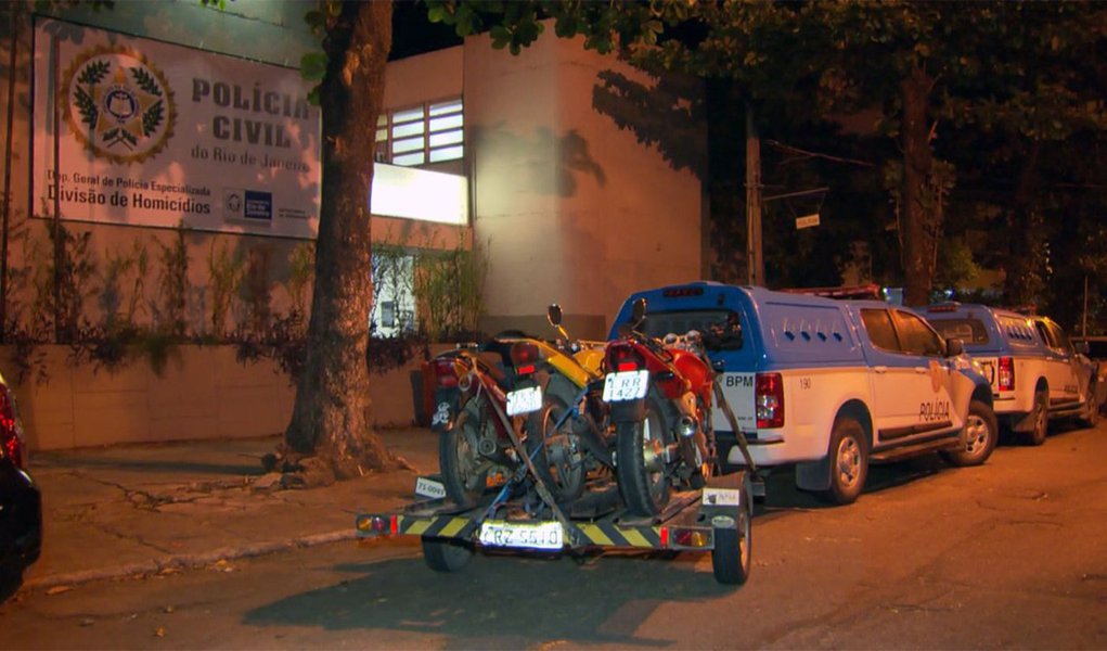 Quatro pessoas morreram e pelo menos cinco ficaram feridas durante um tiroteio no conjunto habitacional César Maia, na zona oeste do Rio; segundo a PM, houve confronto entre grupos criminosos rivais na comunidade, localizada no bairro de Vargem Pequena; de acordo com a PM, quando os policiais chegaram à Rua J, encontraram quatro pessoas baleadas; três estavam mortas e uma foi encontrado com vida (Foto: Leonardo Lucena) Quatro pessoas morreram e pelo menos cinco ficaram feridas durante um tiroteio no conjunto habitacional César Maia, na zona oeste do Rio; segundo a PM, houve confronto entre grupos criminosos rivais na comunidade, localizada no bairro de Vargem Pequena; de acordo com a PM, quando os policiais chegaram à Rua J, encontraram quatro pessoas baleadas; três estavam mortas e uma foi encontrado com vida