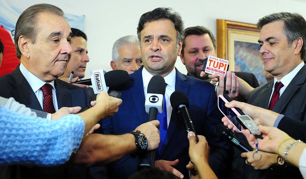 Partidos de oposição decidiram adiar para esta quarta-feira (21) o protocolo do novo pedido de impeachment contra a presidente Dilma Rousseff elaborado pelos juristas Hélio Bicudo e Miguel Reale Júnior; protocolamento na Câmara dos Deputados estava previsto para esta terça-feira, mas o PSDB adiou a apresentação para amanhã de maneira a incluir mais dados e informações no pedido (Foto: Paulo Emílio) Partidos de oposição decidiram adiar para esta quarta-feira (21) o protocolo do novo pedido de impeachment contra a presidente Dilma Rousseff elaborado pelos juristas Hélio Bicudo e Miguel Reale Júnior; protocolamento na Câmara dos Deputados estava previsto para esta terça-feira, mas o PSDB adiou a apresentação para amanhã de maneira a incluir mais dados e informações no pedido