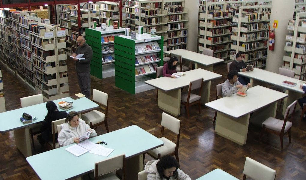 O Ministério da Cultura lançou em dezembro o novo cadastro de bibliotecas públicas e comunitárias do país. Os números atuais indicam que 112 dos 5.570 municípios não contam com espaços públicos de leitura, embora o Brasil disponha de 6.701 bibliotecas públicas já cadastradas e em torno de 3 mil comunitárias (Foto: Leonardo Attuch) O Ministério da Cultura lançou em dezembro o novo cadastro de bibliotecas públicas e comunitárias do país. Os números atuais indicam que 112 dos 5.570 municípios não contam com espaços públicos de leitura, embora o Brasil disponha de 6.701 bibliotecas públicas já cadastradas e em torno de 3 mil comunitárias