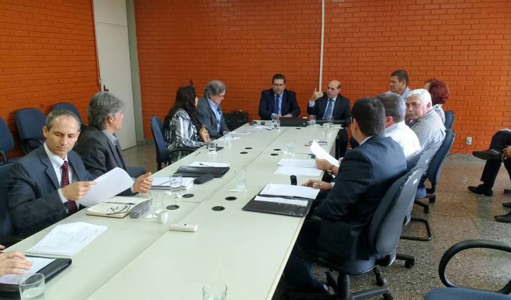Procurador geral do Tocantins, Sérgio Rodrigo Vale se reuniu, em Palmas, com o procurador geral da Bahia, Paulo Moreno Carvalho, e técnicos de ambos os estados para dar continuidade ao trabalho de demarcação dos limites territoriais entre as duas unidades federativas; o encontro é o segundo realizado entre as partes após acordo firmado no STF, que definiu a prevalência das divisas naturais e cartas oficiais do IBGE; segundo Sérgio do Vale, "é de interesse do governador Marcelo Miranda a consolidação das divisas do Estado, garantindo assim a segurança, em todos os sentidos, dos tocantinenses que residem ou possuem interesses naquelas localidades" (Foto: Leonardo Lucena) Procurador geral do Tocantins, Sérgio Rodrigo Vale se reuniu, em Palmas, com o procurador geral da Bahia, Paulo Moreno Carvalho, e técnicos de ambos os estados para dar continuidade ao trabalho de demarcação dos limites territoriais entre as duas unidades federativas; o encontro é o segundo realizado entre as partes após acordo firmado no STF, que definiu a prevalência das divisas naturais e cartas oficiais do IBGE; segundo Sérgio do Vale, "é de interesse do governador Marcelo Miranda a consolidação das divisas do Estado, garantindo assim a segurança, em todos os sentidos, dos tocantinenses que residem ou possuem interesses naquelas localidades"