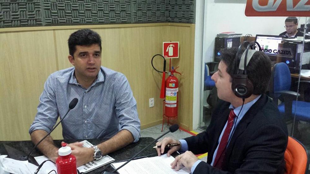 "Naturalmente, sou candidato à reeleição, mas é preciso cumprir um processo legal, o qual inclui as convenções do partido”, anunciou o prefeito de Maceió, Rui Palmeira (PSDB); ele disse, ainda, que não vê motivos para mudança na composição da chapa que saiu vitoriosa em 2012, com Marcelo Palmeira (PP) como vice; posicionamento do prefeito se dá por conta das especulações de um acordo político com o PMDB, que indicaria o vice (Foto: Voney Malta) "Naturalmente, sou candidato à reeleição, mas é preciso cumprir um processo legal, o qual inclui as convenções do partido”, anunciou o prefeito de Maceió, Rui Palmeira (PSDB); ele disse, ainda, que não vê motivos para mudança na composição da chapa que saiu vitoriosa em 2012, com Marcelo Palmeira (PP) como vice; posicionamento do prefeito se dá por conta das especulações de um acordo político com o PMDB, que indicaria o vice